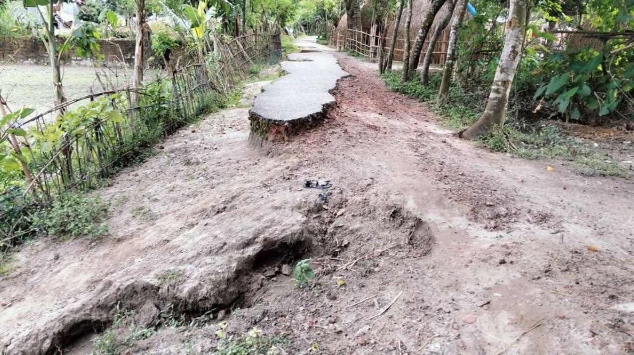 সংস্কার না করায় সড়কটি যেন মরণফাঁদ